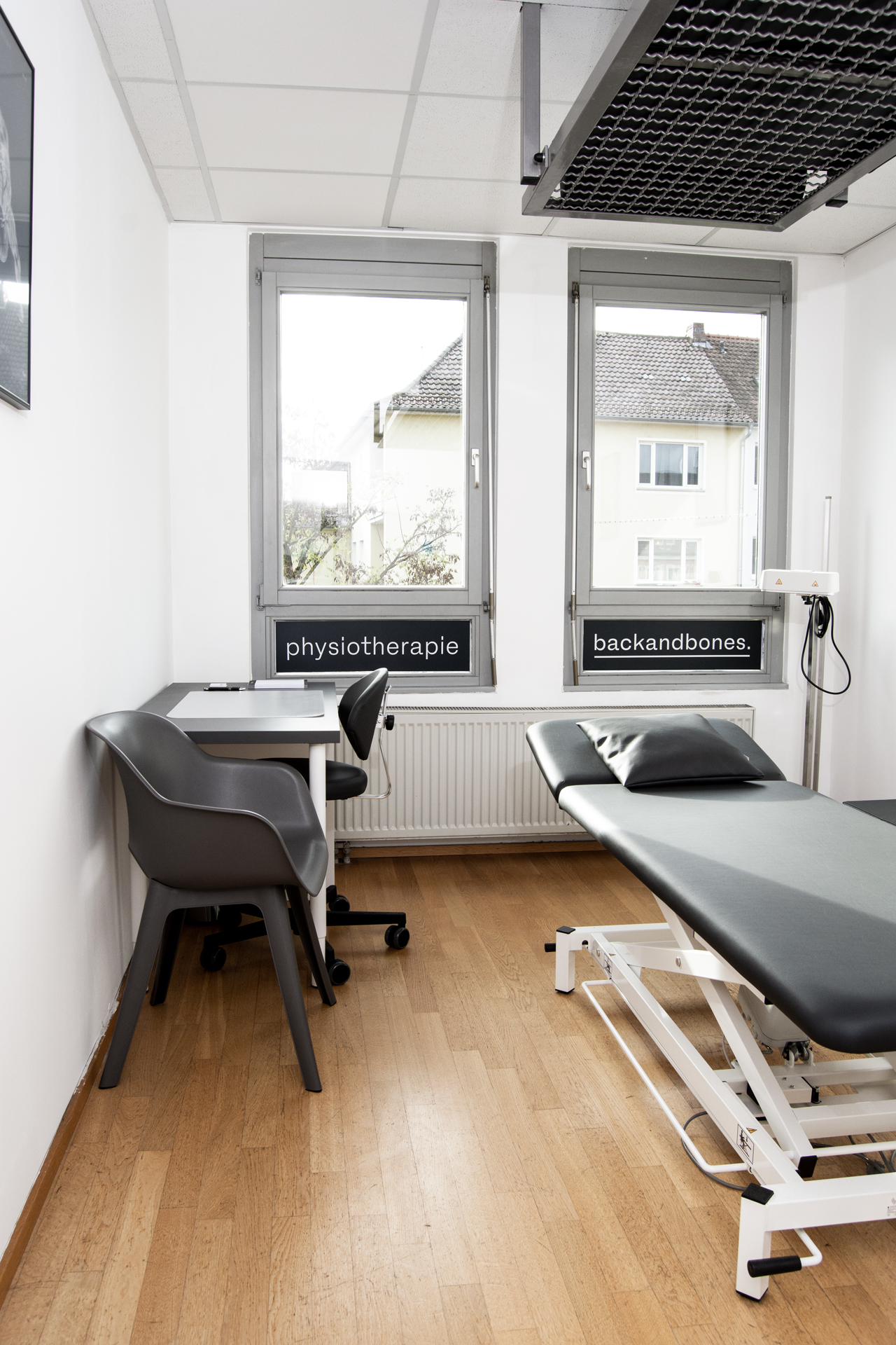 Behandlungsraum mit Liege in der Physiotherapiepraxis Backandbones in Würzburg